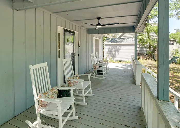 7 Blocks To The Beach: Family Oak Island Retreat