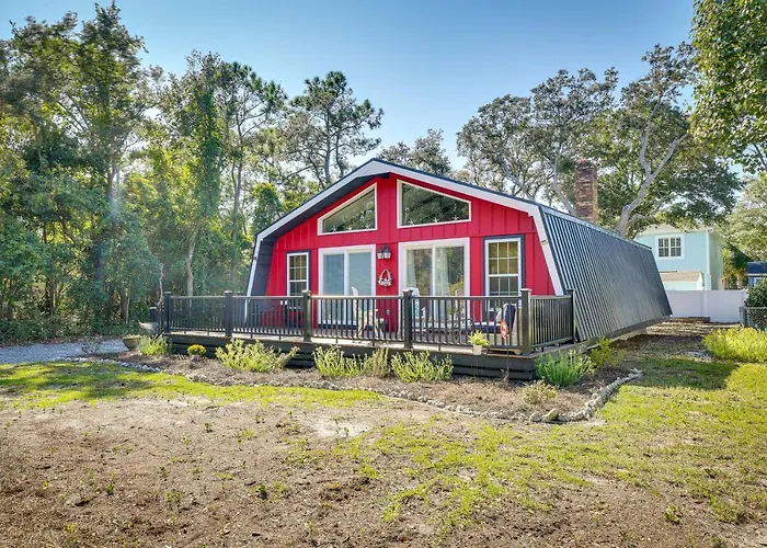 Oak Island Vacation Rental W/ Decks, Walk To Beach