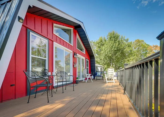 Oak Island Vacation Rental W/ Decks, Walk To Beach