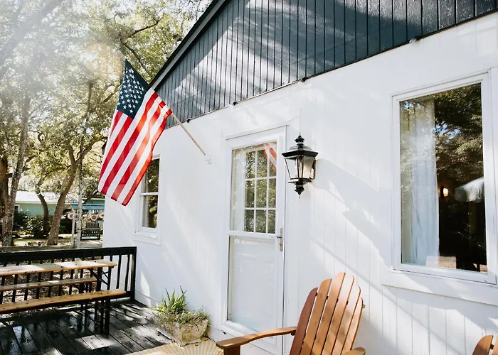 Cottage By The Sea: Pagnotto Shellback House