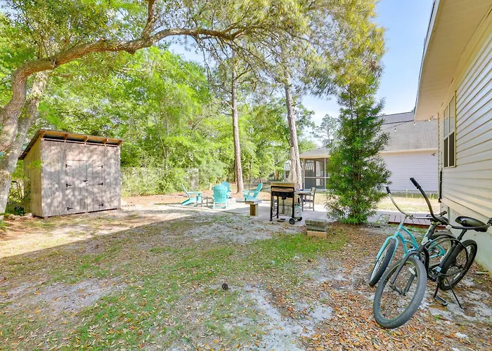 Modern Oak Island Escape: 1 Mile To Long Beach!