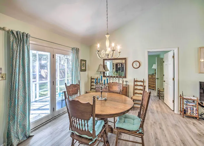 Oak Island Home W/ Yard < 1 Mi To The Beach!
