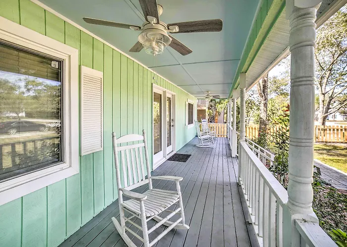 Oak Island Home W/ Yard < 1 Mi To The Beach!
